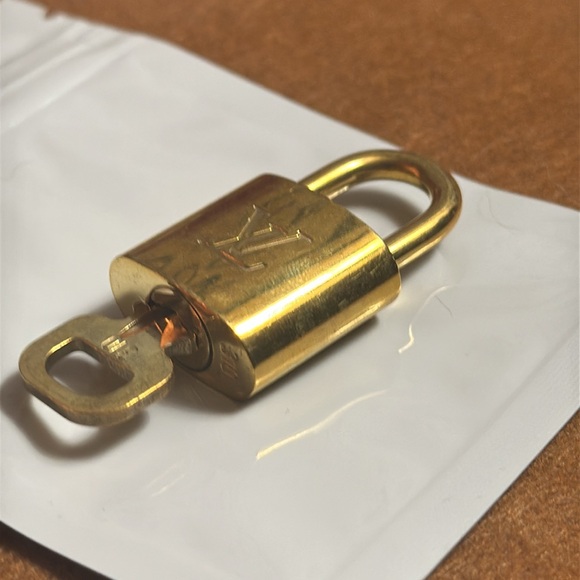 Louis Vuitton gold lock and key 🔐 310 - Picture 5 of 12